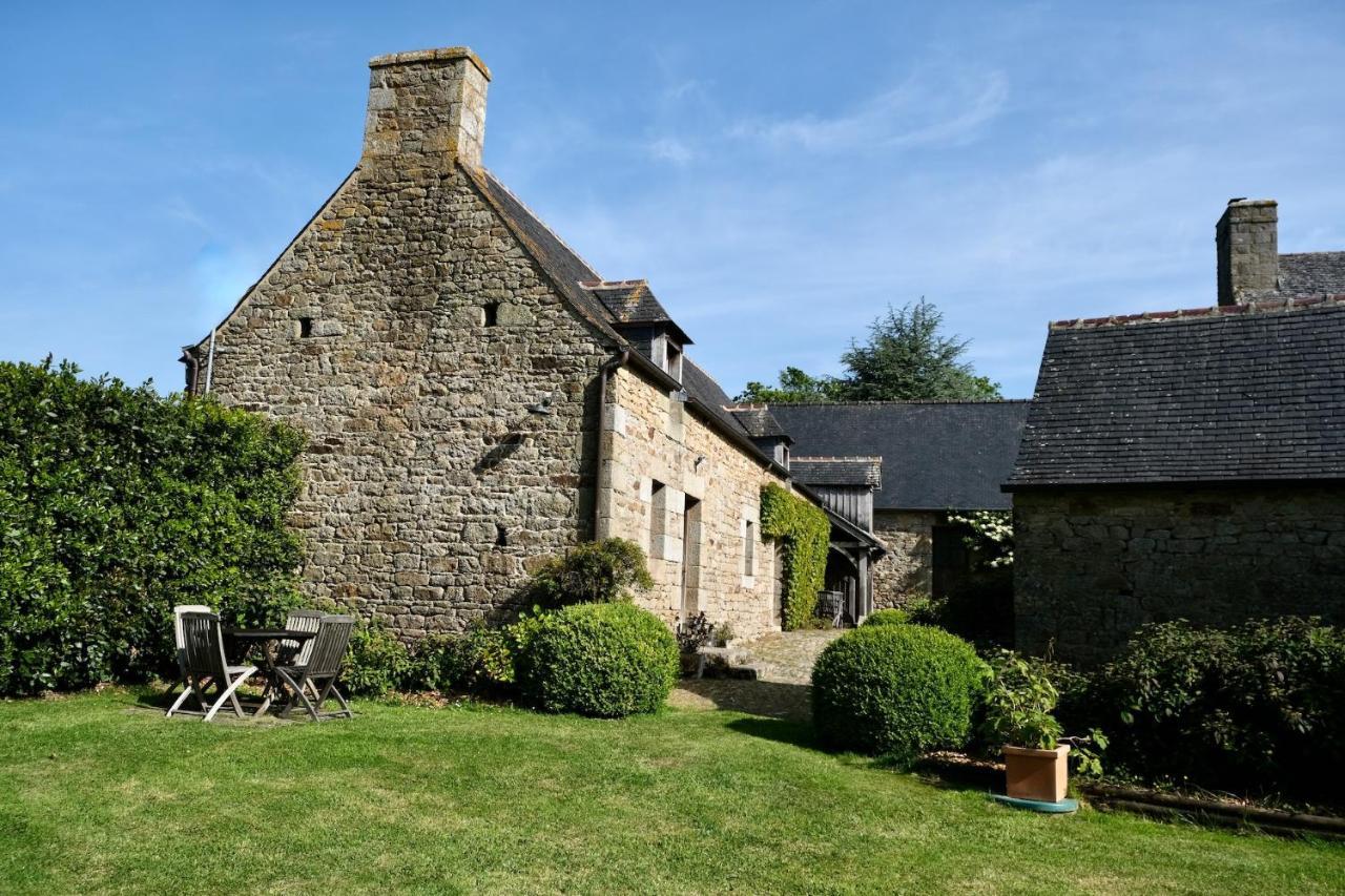 Manoir De L'Isle Hotel Ploumilliau Exterior photo